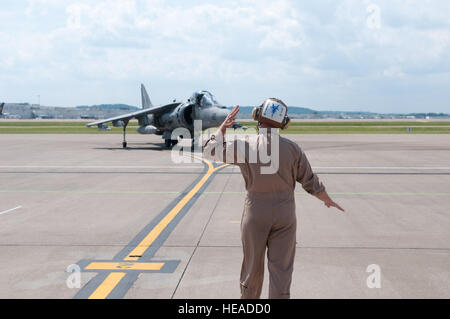 Ein US-Marine Corps Crewchief von 203. vertikale Marine Attack Squadron in Cherry Point, North Carolina, Marschälle in ein AV-8 b Harrier II bei der Kentucky Air National Guard Base in Louisville, Kentucky, 20. April 2012. Ein spezielles Segment der sechsstündigen Donner über Louisville Flugshow am 21. April wird Marinekorps Flugzeug in Anerkennung des Korps 100. Jahr der Flugbetrieb hervorheben. Das United States Marine Corps begann seine Luftfahrtprogramm 22. Mai 1912. Stockfoto