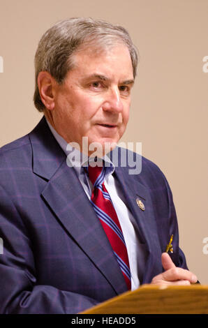 Kongressabgeordnete John Yarmuth drückte seine Anerkennung für die mehr als 60 Soldaten und Armen, die die Kentucky Nationalgarde Agribusiness Development Team II während einer Rede 1. Mai 2011, bei der Kentucky Air National Guard Base in Louisville, Kentucky umfasste Soldaten und Flieger hatte gerade aus einer 12-Monats-Bereitstellung Afghanistan, wo sie gearbeitet, um afghanische Bauern werden landwirtschaftlich autark, gepflegte Geschäftsmöglichkeiten durch eine Ermächtigung der Frauen-Initiative und Kraft schützte. Stockfoto