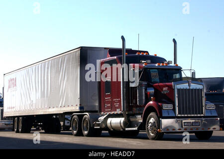 HOMESTEAD AIR RESERVE BASE, Florida (AFPN)--LKW begann hier angekommen, um militärische Rationen, Eis, Wasser und Tarps für die Hilfsmaßnahmen nach dem Hurrikan Vorposition. Die Lastwagen, die fingen anzukommen Okt. 20, haben an den Lieferungen von Key West nördlichen Miami-Dade County da der Sturm vorüber.  Lisa M. Mayer). Stockfoto