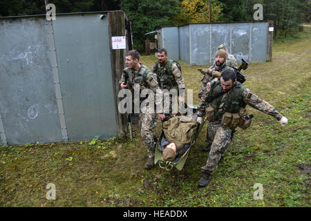 Lettische Soldaten tragen einen simulierten Unfall als Bestandteil der Unfallversicherung Evakuierung (CASEVAC)-Veranstaltung während der Europapokal beste Sniper Squad bei der 7. Armee Training Command Grafenwöhr Truppenübungsplatz Deutschland, 25. Oktober 2016. Die beste Sniper Squad Europapokal ist ein Army Europe-Wettbewerb herausfordernde Militärs aus in ganz Europa zu konkurrieren und verbessern die Zusammenarbeit mit Verbündeten und Partnerstaaten.  SPC. Sara Stalvey) Stockfoto