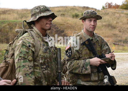 Zwei US-Soldaten, beide zugeordnet, der 2. Kavallerie-Regiment, vorbereiten für das Opfer Evakuierung (CASEVAC) Ereignis während der Europapokal beste Sniper Squad bei der 7. Armee Training Command Grafenwöhr Truppenübungsplatz Deutschland, 25. Oktober 2016. Die beste Sniper Squad Europapokal ist ein Army Europe-Wettbewerb herausfordernde Militärs aus in ganz Europa zu konkurrieren und verbessern die Zusammenarbeit mit Verbündeten und Partnerstaaten.  SPC. Sara Stalvey) Stockfoto