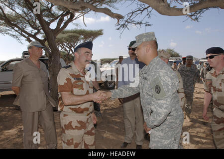 US Army Captain Joesph Cruz grüßt französischen Generals de Brigade Aerienne Philippe Lefort, während eines Besuchs der Schlüssel Führung Engagement in Obock, Dschibuti anzuzeigende Combined Joint Task Force - Horn von Afrika Projekte Obock, Dschibuti, 12. November 2007. Dieser Besuch unterstreicht die US Army Training der Konvoi-Operationen, umfassende Aufklärung, patrouillieren und Sicherheit an die Djiboutian Armee. (Senior Airman Jamie M. Train) (). Stockfoto