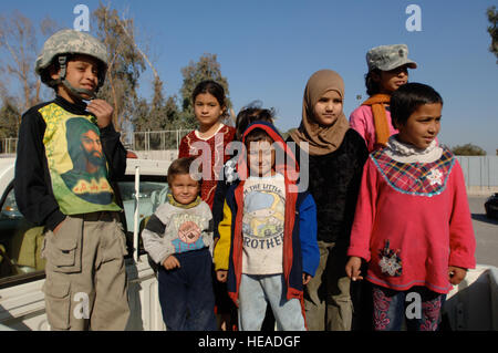 Eine Gruppe der irakischen Kinder aus einem Waisenhaus in Bagdad für eine Spende in der internationalen Zone Jan. 10 warten. Freiwillige einer Servicemembers Organisation namens Kinder im Irak geliefert Spielzeug, Kleidung und Schule liefert an das Waisenhaus. Die Freiwilligen und Lieferungen wurden von Joint Base Balad das IZ von einer Armee, Task Force 34, UH-60 Blackhawk Hubschrauber transportiert. Die Servicemembers wurden von der 332.Auktion Air Expeditionary Wing, das 732. Expeditionary Geschwader und der Armee 3. Expeditionary Sustainment Command. Die Lieferungen mit einem Gewicht von mehr als 500 Pfund, wurden von Menschen stateside gespendet. Techn. S Stockfoto