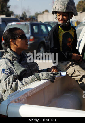 Staff Sgt Porscha Howard, Pfarrhelfer mit das 732. Expeditionary Geschwader religiöse support-Team, Gespräche zu einer irakischen Jungen aus einem Waisenhaus in Bagdad. Howard und freiwillige einer Servicemembers Organisation namens Kinder des Irak geliefert, Spielzeug, Kleidung und Schule liefert. Die Freiwilligen und Lieferungen wurden von Joint Base Balad das IZ von einer Armee, Task Force 34, UH-60 Blackhawk Hubschrauber transportiert. Die Servicemembers wurden von der Air Force 332. Air Expeditionary Wing, die 732nd, AEG und der Armee 3. Expeditionary Sustainment Command. Die Lieferungen mit einem Gewicht von mehr als 500 Pfund, Stockfoto