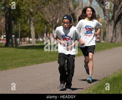 Everett Taylor, 10, schiebt sich vor seiner Schwester, Abigail, 11, während die Amerikas Kids Run Rennen auf der Strecke um das Argonne Parade Feld auf Z.B. Warren Air Force Base, Wyoming, 16. Mai 2015 bleiben. Abigail nahm schließlich den ersten Platz in der Altersgruppe 10 bis 11 während des Rennens.  Senior Airman Jason Wiese Stockfoto