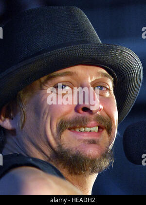 AVIANO AIR BASE, Italien--"Rock Star" Kid Rock Lächeln groß für die Kamera während der Durchführung im Rahmen eines Urlaubs USO show für die Gemeinschaft von Aviano, 22. Dezember 2007 statt.  Marine Admiral Michael G. Mullen, Vorsitzender der Joint Chiefs Of Staff, angekommen in Aviano am frühen Samstag Nachmittag aus Reihe, Entertainer und prominente Robin Williams, Lewis Black, Kid Rock, Lance Armstrong, Rachel Smith, die amtierende Miss USA und Ronan Tynan eine irische Tennor auf der Vorsitzende United Service Organisationen Holiday Tour bringen.  Staff Sergeant Michael R. Holzworth) Stockfoto