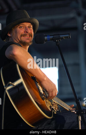 AVIANO AIR BASE, Italien--"Rock Star" Kid Rock Lächeln groß für die Kamera während der Durchführung im Rahmen eines Urlaubs USO show für die Gemeinschaft von Aviano, 22. Dezember 2007 statt.  Marine Admiral Michael G. Mullen, Vorsitzender der Joint Chiefs Of Staff, angekommen in Aviano am frühen Samstag Nachmittag aus Reihe, Entertainer und prominente Robin Williams, Lewis Black, Kid Rock, Lance Armstrong, Rachel Smith, die amtierende Miss USA und Ronan Tynan eine irische Tennor auf der Vorsitzende United Service Organisationen Holiday Tour bringen.  Staff Sergeant Michael R. Holzworth) Stockfoto