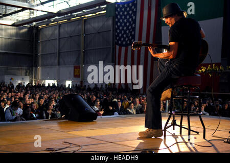 AVIANO AIR BASE, Italien--"Rock Star" Kid Rock führt im Rahmen einer GVV Urlaub Aviano Gemeinschaft, 22. Dezember 2007 statt.  Marine Admiral Michael G. Mullen, Vorsitzender der Joint Chiefs Of Staff, angekommen in Aviano am frühen Samstag Nachmittag aus Reihe, Entertainer und prominente Robin Williams, Lewis Black, Kid Rock, Lance Armstrong, Rachel Smith, die amtierende Miss USA und Ronan Tynan eine irische Tennor auf der Vorsitzende United Service Organisationen Holiday Tour bringen.  Staff Sergeant Michael R. Holzworth) Stockfoto