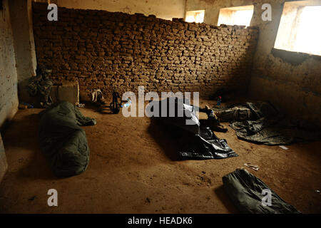 Zehnte Berg 1. Brigade besondere Truppe Bataillon 2. Platoon Alpha Company Soldaten nutzen eine verlassenen afghanische Nationalarmee Einrichtung für Schutz während ihrer Mission mit 209. Korps ANA Route Clearance Unternehmen aus Camp Shaheen, Mazar-e-Sharif. Das kombinierte Team zur Verfügung gestellt improvisierten Sprengkörpern Erkennung und Entfernung Fähigkeiten in der zunehmend gewalttätig Baghlan Provinz. Stockfoto