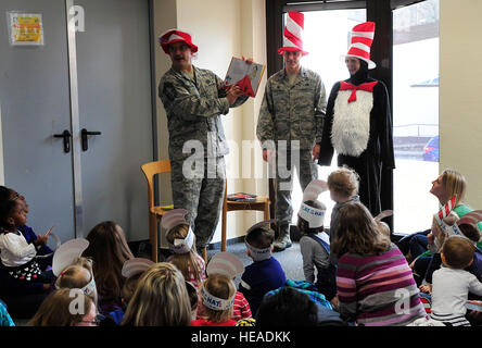 Chief Master Sgt. Steven Mandell, 86. Kraft Support Squadron Superintendent liest Dr. Seuss "grünen Eiern und Schinken" für Kinder und ihre Eltern während der Lese Across America, 5. März 2015, auf der Ramstein Air Base, Deutschland. Die Veranstaltung bestand aus-Märchenstunde, Snacks und kostenlose Bücher für die Kinder. Flieger 1. Klasse Larissa Muehl) Stockfoto