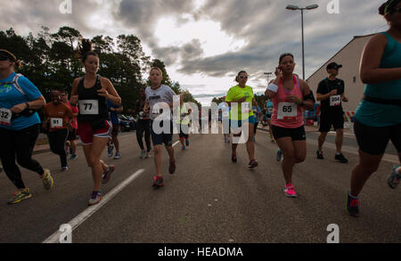 Kaiserslautern Military Community Mitglieder starten 86. Kraft Support Squadron jährliche Ramstein Halbmarathon 15. August 2015, auf der Ramstein Air Base, Deutschland. Erste, zweite und dritte Platz prämiert wurden zu den oberen männlich und weiblich Mal in vier Altersgruppen, sowie Sachpreise für die männlichen und weiblichen Bestzeit insgesamt. Airman 1st Class Tryphena Mayhugh) Stockfoto