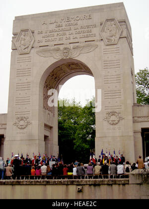 Gen Roger Brady gibt seine Anmerkungen während einer würdigen Zeremonie am Lafayette Escadrille Denkmal außerhalb von Paris, 27. Mai 2010. USA und Frankreich zivile und militärische Führer bezahlt ihren Respekt zu Amerikas ersten Kampfpiloten während der Veranstaltung. Das Lafayette Escadrille Denkmal ist eine Erinnerung für alle amerikanischen Piloten von der Escadrille La Fayette und Lafayette Flying Corps, die im Dienst der Alliierten während Welt Krieg I. Allgemeine Brady gestorben ist der US Air Forces in Europe-Kommandant. Captain Tony Wickman) Stockfoto