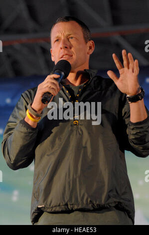 AVIANO AIR BASE, unterhält Italien--Lance Armstrong Aviano Gemeinschaft Duing die USO Tour 2007 am 22. Dezember 2007.   Marine Admiral Michael G. Mullen, Vorsitzender der Joint Chiefs Of Staff, angekommen in Aviano am frühen Samstag Nachmittag aus Reihe, Entertainer und prominente Robin Williams, Lewis Black, Kid Rock, Lance Armstrong, Rachel Smith, die amtierende Miss USA und Ronan Tynan eine irische Tennor auf der Vorsitzende United Service Organisationen Holiday Tour bringen. Airman Mans 1. Klasse Tabitha M.) Stockfoto