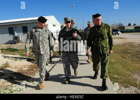 US Armee Generalleutnant Frederick "Ben" Hodges, Kommandeur der NATO Alliierten Land Command, techn. Sgt. Aron Mueller, 39. Kraft Support Squadron Unteroffizier verantwortlich für Patriot Dorf und Canadian Army Chief Warrant Officer Mark Saulnier, der Befehl Sergeant-Major der Allied Force Command Heidelberg, Spaziergang durch Patriot Dorf 9. Dezember 2013, auf der Incirlik Air Base, Türkei. Mueller und niederländische Soldaten zeigten die NATO LANDCOM Führer der medizinischen Klinik und das Holland-Haus, wo bereitgestellten Service-Mitglieder ihre Freizeit verbringen.  Flieger 1. Klasse Nicole Sikorski Stockfoto