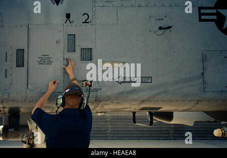 Senior Airman Benjamin Connery, 455. Expeditionary Aircraft Maintenance Squadron a-10 je schließt die Besatzung Internat Leiter Tür und Kommunikations-Port von einer a-10 Thunderbolt II in Bagram Air Field, Afghanistan, Okt. 18 seine Kopfhörer trennt. Je und Pilot bleiben Sie in ständiger Kommunikation während der Preflight-Prüfungen je der Pilot Augen und Ohren außerhalb des Flugzeugs zu ermöglichen. Flieger Connery wird bereitgestellt von der 23. Aircraft Maintenance Squadron, Moody Air Force Base, Georgia, und stammt aus Cashmere, Washington  Staff Sgt Samuel Morse Stockfoto