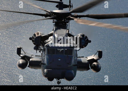 HURLBURT FIELD, Florida--An MH-53 Pave Low aus der 20. Special Operations Squadron, in der Nähe fliegen über dem Golf von Mexiko Hurlburt Field, Florida, 20. Aug.. Der MH-53 Pave Low-Medium-Lift-Hubschrauber ist der größte, stärkste und technologisch fortschrittlichsten Hubschrauber der Luftwaffe bestand.  Senior Airman Julianne Showalter) Stockfoto