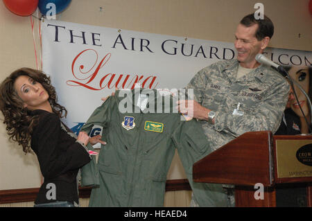 Brigadier General Stanley "Sid" Clarke, der stellvertretende Direktor der Air National Guard präsentiert einen Fluganzug, steigende Country-Musik star Laura Bryna am 30. Mai 2008 bei einer Enthüllung Veranstaltung ihres Lieds "Heimatstadt Helden" im Crowne Plaza Hotel in Arlington, Virginia.  Laura Bryna ist die neue Stimme der Air Guard Werbekampagne. Stockfoto