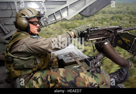 ÜBER FLORIDA--Sitzt ein MH-53 Pave Low Tail Gunner auf der gesenkten Rampe des Flugzeuges während einer Low-Level-Trainingsmission über Florida.  Tail Gunner erhält die 20. Special Operations Squadron in Hurlburt Field, Florida   Staff Sergeant Greg L. Davis) Stockfoto