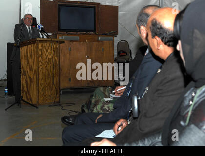 CAMP EGGERS, Afghanistan (1. Mai 2010)--Major General Nooristani, Leiter der Rechtsabteilung des Verteidigungsministeriums und juristischer Berater von Präsident Karzai, gibt es eine Rede zu einer Masse der afghanischen Nationalarmee und die afghanische Polizei Führungspersonal während einer Zeremonie zu Ehren Recht Tag. Die Bedeutung von Recht und Ordnung für Frieden und Sicherheit in Afghanistan war ein wichtiges Thema während der Zeremonie.  Staff Sergeant Jeff Nevison) Stockfoto