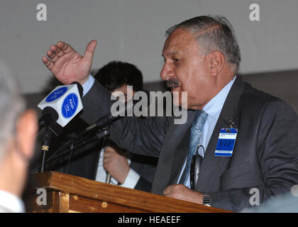 CAMP EGGERS, Afghanistan (1. Mai 2010)--Major General Nooristani, Leiter der Rechtsabteilung des Verteidigungsministeriums und juristischer Berater von Präsident Karzai, gibt es eine Rede zu einer Masse der afghanischen Nationalarmee und die afghanische Polizei Führungspersonal während einer Zeremonie zu Ehren Recht Tag. Die Bedeutung von Recht und Ordnung für Frieden und Sicherheit in Afghanistan war ein wichtiges Thema während der Zeremonie.  Staff Sergeant Jeff Nevison) Stockfoto