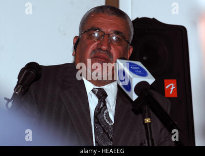 CAMP EGGERS, Afghanistan (1. Mai 2010) - Brigadier General Ragheb, Chief Rechtsangelegenheiten für Ministerium des Innern, spricht zu einer Masse der afghanischen Nationalarmee und die afghanische Polizei Führungspersonal während einer Zeremonie zu Ehren Recht Tag. Die Bedeutung von Recht und Ordnung für Frieden und Sicherheit in Afghanistan war ein wichtiges Thema während der Zeremonie.  Staff Sergeant Jeff Nevison) Stockfoto