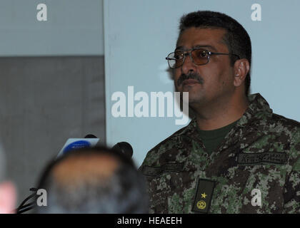 CAMP EGGERS, Afghanistan (1. Mai 2010)--Major General Karim, Chief of General Staff Rechtsabteilung für die afghanische Nationalarmee spricht zu einer Masse der afghanischen nationalen Armee und die afghanische Polizei Führungspersonal während einer Zeremonie zu Ehren Recht Tag. Die Bedeutung von Recht und Ordnung für Frieden und Sicherheit in Afghanistan war ein wichtiges Thema während der Zeremonie.  Staff Sergeant Jeff Nevison) Stockfoto