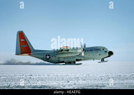 Die Besatzung von einem Ski-ausgestattet, LC-130 Hercules aus der New York Air National Guard 109. Airlift Wing nimmt ab 28. Juli 2010, von einer entfernten Wissenschaft-Forschung-Site im grönländischen Eisschild. 109. AW ist die einzige militärische Einheit, solche Flugzeug zu fliegen und hat nach Grönland seit 1975 Missionen geflogen. Das Gerät unterstützt jetzt Luftbrücke der National Science Foundation Polarforschung Programm gibt. (Verteidigungsministerium Foto/Fred W. Baker III) Stockfoto