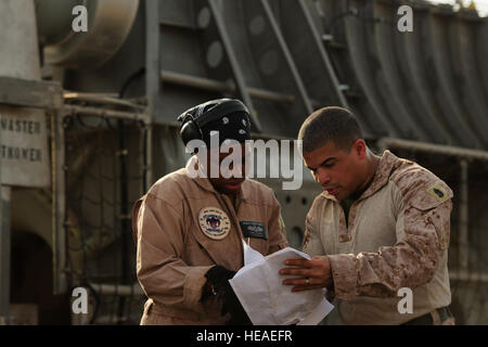 Gunnery Sgt. Gustavo Muñoz, 26. Marine Expeditionary Unit und ein Mitglied der USS Kearsarge (LHD-3) Koordinate das Laden der US Marines, leicht gepanzerte Fahrzeuge und Humvees an ein Land Handwerk Luft gepolsterten Schiff (STERNS) die expeditionary Krisenreaktion ermöglicht Kraft Fähigkeiten auf die Kearsarge, Arta Strand, Dschibuti, 30. Mai 2013.  Staff Sergeant Julianne M. Showalter) Stockfoto