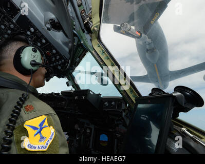 Major Dennis Menjivar, der 436th Luftbrücke Flügel Generalinspekteur Chef der Übungen und eine c-17 Globemaster III Pilot, überwacht den Ansatz, um die Position mit einer KC-135R Stratotanker während einer Trainingsmission über Ohio 13. Juli 2015 erreichen. Die KC-135R erhält der 171. Air Refueling Wing, Pennsylvania Air National Guard. Greg L. Davis) Stockfoto