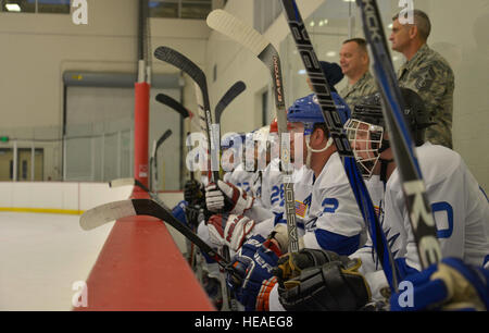 Das weiße Team schaut zu, wie ihre Teamkollegen während das Blau vs. White Fairchild Falken Varsity Eishockey-Team-Spiel Eastern Washington University Recreation Center in Cheney, Washington, 4. Oktober 2014 spielen. Die Fairchild Air Force Base-Hockey-Team wurde im Frühjahr 2013 gegründet.  Airman 1st Class Janelle Patiño) Stockfoto