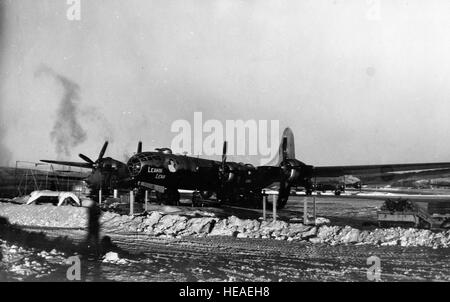 Die United States Air Force führt Operationen mit Flugzeugen und Luft- und Raumfahrtsystemen für strategische Missionen, globale Verteidigung und schnelle Reaktionsbereitschaft durch. Stockfoto