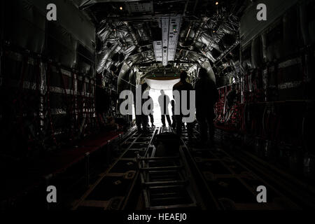 336th Training Gruppe Flieger sind innerhalb einer C-130J Super Hercules-Flugzeuge 20. November 2014, auf der Fairchild Air Force Base Wash herumgeführt Es gibt 12 verschiedene Varianten von Lockheed Martin vier Prop Flugzeuge. Jedes Modell unterscheidet sich abhängig von der Mission von Luft-Seerettung, taktische Luftbrücke, Wetter Aufklärung sowie eine zivile Version namens LM-100J. Staff Sgt. Alexandre Montes) Stockfoto