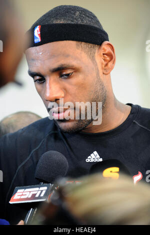 NBA-Spieler LeBron James beantwortet Fragen im Rahmen einer Pressekonferenz nach einer Vorsaison Training 28. September 2010, im Fitness-Center Aderholt am Hurlburt Field, Florida Die Miami HEAT verwendet das Fitness-Center für ihr einwöchiges Trainingslager. Mr James ist eine Weiterleitung für die Hitze. Senior Airman Sheila DeVera) Stockfoto