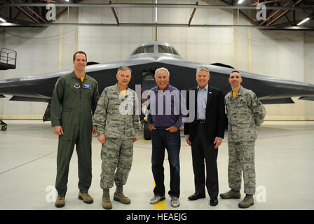 Lee Corso, eine Unterhaltung Sport und Programmierung Netzwerk College Football Analyst und pensionierter Generalmajor Anthony Przybyslawski, ehemalige 509. Bomb Wing Commander, posieren mit 509. BW Stromführung vor einer b-2 Spirit Whiteman Air Force Base, Mo., 6. Februar 2015. Corso war der Gastredner bei Whitemans 2014 Annual Awards Banquet.  Airman 1st Class Joel Pfiester Stockfoto