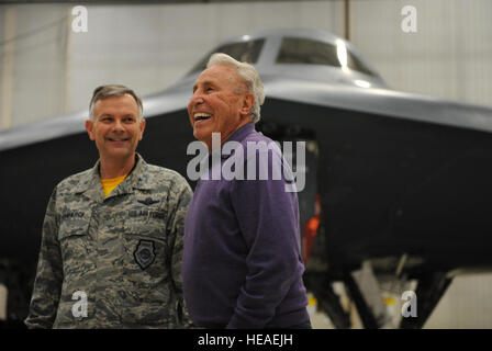 Lee Corso, eine Unterhaltung Sport und Programmierung Network College Football Analyst, teilt einen lachen mit Major General Glen VanHerck, 509. Bomb Wing Commander, vor einer b-2 Spirit Whiteman Air Force Base, Mo., 6. Februar 2015. Corso wurde über die b-2-Mission und strategische Abschreckung Fähigkeiten unterrichtet.  Airman 1st Class Joel Pfiester Stockfoto