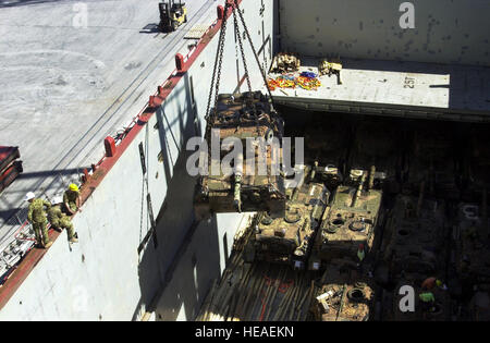 Hafenarbeiter aus dem Hafen von Gladstone entladen australische Leopard-Kampfpanzer aus dem deutschen Frachter Scannen Atlantic auf 2. Mai 2001.  Das Schiff trug mehrere Artilleriegeschütze, Light Armored Vehicles (LAV) und M113 Panzer zur Unterstützung der Tandem Thrust.  Übung Tandem Thrust ist eine kombinierte Vereinigte Staaten und Australien militärisches Trainingsübung. Dieser alle zwei Jahre stattfindende Übung ist in der Nähe von Shoalwater Bay Trainingsbereich, Queensland, Australien statt.  Mehr als 27.000 Soldaten, Matrosen, Piloten und Marines sind mit kanadischen Einheiten die Teilnahme als Gegenkräfte beteiligt. Der Zweck der Stockfoto