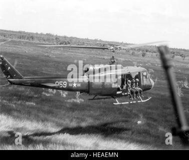 MEKONG-DELTA, Vietnam--Air Force Personal des 211. Hubschrauberstaffel fliegen auf einer Mission, Kampf Angriff 18. Juli 1970 in einem Hubschrauber UH-1 über Südost-Asien. (Sgt. Robert W. Ingianni) Stockfoto