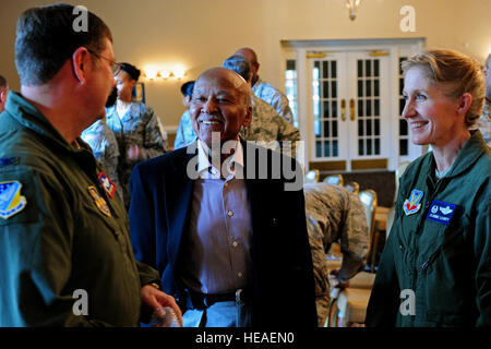 Oberst Gregory Gilmour, 916. Air Refueling Wing Commander, der Bürgermeister von Goldsboro, Al King und Oberst Jeannie Leavitt, 4. Fighter Wing Commander, Rede nach der jährlichen Martin Luther King Jr. Day Feier Zeremonie Heritage Hall, 17. Januar 2014.  Die Zeremonie vorgestellten drei Gastreferenten sowie freiwillige Flieger prominente Linien von Dr. King Rede rezitieren.   Airman 1st Class Brittain Crolley) Stockfoto