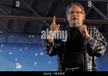 AVIANO AIR BASE, Italien--Komiker Lewis Black führt im Rahmen einer GVV Urlaub Aviano Gemeinschaft, 22. Dezember 2007 statt.  Marine Admiral Michael G. Mullen, Vorsitzender der Joint Chiefs Of Staff, angekommen in Aviano am frühen Samstag Nachmittag aus Reihe, Entertainer und prominente Robin Williams, Lewis Black, Kid Rock, Lance Armstrong, Rachel Smith, die amtierende Miss USA und Ronan Tynan eine irische Tennor auf der Vorsitzende United Service Organisationen Holiday Tour bringen.   Airman Mans 1. Klasse Tabitha M.) Stockfoto