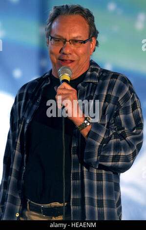 AVIANO AIR BASE, Italien--Komiker Lewis Black führt im Rahmen einer GVV Urlaub Aviano Gemeinschaft, 22. Dezember 2007 statt.   Marine Admiral Michael G. Mullen, Vorsitzender der Joint Chiefs Of Staff, angekommen in Aviano am frühen Samstag Nachmittag aus Reihe, Entertainer und prominente Robin Williams, Lewis Black, Kid Rock, Lance Armstrong, Rachel Smith, die amtierende Miss USA und Ronan Tynan eine irische Tennor auf der Vorsitzende United Service Organisationen Holiday Tour bringen.  Staff Sergeant Michael R. Holzworth) Stockfoto