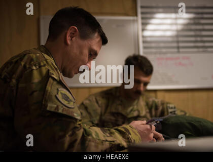 Kapitän Michael Pieschel, 455. Expeditionary Aeromedical Evakuierung-Geschwader, blickt auf seine Notizen während der Besatzung kurzen Bagram Airfield, Afghanistan, 5. Mai 2016. Mitglieder des 455. Expeditionary Aeromedical Evacutation Geschwaders bewegen routinemäßig kritisch Kranken Soldat innen nachdem sie stabilisierte oder empfangene Schadensbegrenzung Operation gewesen.  Senior Airman Justyn M. Freeman) Stockfoto