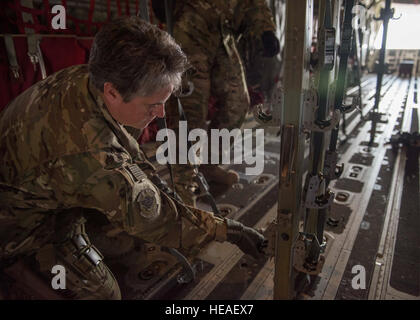 Oberstleutnant Karey Dufour, 455. Expeditionary Aeromedical Evakuierung-Geschwader, sorgt dafür, dass die Klammern für medizinische Bahren in Platz auf einer C-130J Super Hercules in Bagram Airfield, Afghanistan, 5. Mai 2016 sind. Mitglieder des 455. EAES bewegen routinemäßig kritisch Kranken Soldat innen nachdem sie stabilisierte oder empfangene Schadensbegrenzung Operation gewesen.  Senior Airman Justyn M. Freeman) Stockfoto