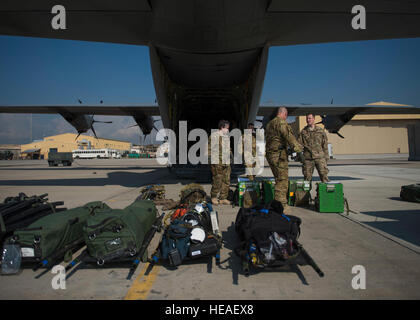 Mitglieder der 455. Expeditionary Aeromedical Evakuierung-Geschwader führen medizinischen Geräte auf einer C-130J Super Hercules Bagram Airfield, Afghanistan, 5. Mai 2016. Mitglieder des 455. Expeditionary Aeromedical Evacutation Geschwaders bewegen routinemäßig kritisch kranke Truppen, nachdem sie stabilisierte oder empfangene Schadensbegrenzung Operation gewesen.  Senior Airman Justyn M. Freeman) Stockfoto