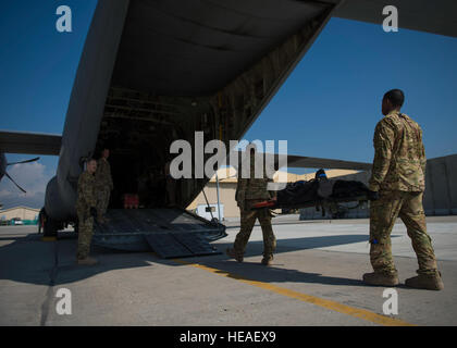 Mitglieder der 455. Expeditionary Aeromedical Evakuierung-Geschwader führen medizinischen Geräte auf einer C-130J Super Hercules Bagram Airfield, Afghanistan, 5. Mai 2016. Mitglieder des 455. Expeditionary Aeromedical Evacutation Geschwaders bewegen routinemäßig kritisch Kranken Soldat innen nachdem sie stabilisierte oder empfangene Schadensbegrenzung Operation gewesen.  Senior Airman Justyn M. Freeman) Stockfoto