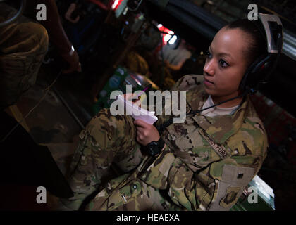 Staff Sgt Marissa Pickraum, 455. Expeditionary Aeromedical Evakuierung-Geschwader, prüft ein Patienten Vitalfunktionen auf einer C-130J Super Hercules Bagram Airfield, Afghanistan, 5. Mai 2016. Mitglieder des 455. Expeditionary Aeromedical Evacutation Geschwaders bewegen routinemäßig kritisch Kranken Servicemembers nachdem sie stabilisierte oder empfangene Schadensbegrenzung Operation gewesen.  Senior Airman Justyn M. Freeman) Stockfoto