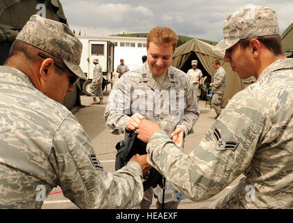 US Air Force Kaplan (Capt) Matt Glaros, 48th Kämpfer-Flügel, RAF Lakenheath, England, verzichtet Süßigkeiten und Wasser geteilt Widerstandsfähigkeit 2012 hier am 5. Juni. Während der zweiwöchigen Übung organisierte Glaros und techn. Sgt Andrew Morgan, 48. FW, Gottesdienste und Aktivitäten für Militärangehörige. Mehr als 500 Militärangehörige aus neun Nationen beteiligen sich an SR12, eine jährliche US Joint Chiefs Of Staff geförderte Übung, 28 Mai - 8 Juni. Die Ziele der Übung sind zur Stärkung Interoperabilität, Ausbildung in Krise Antwort und Katastrophen-Management zu erleichtern und die Bereitschaft o zu validieren Stockfoto