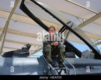 LUKE AIR FORCE BASE, Arizona - Generalmajor Gina "Fackel" Sabric, ein f-16 Kämpfer Pilot hier von Nellis Air Force Base, Nevada, als der 332. Expeditionary Air Wing Flugsicherheit Offizier, sitzt auf ihr Flugzeug nach einem Flug bereitgestellt. Im Jahr 1993 trat Frauen Jagdflieger Ausbildung. Major Sabric, Attribute aus Tobyhanna, Pennsylvania, mit Stolz das Fortschreiten der Frauen in der Luftfahrt die Women Airforce Service Pilots. Am 1. Juli Präsident Barack Obama präsentiert die Wespe mit der Congressional Gold Medal, die höchsten und bedeutendsten Kongress können award ein Zivilist. Stockfoto