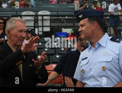 US Air Force Colonel Don Shaffer, rechts, stellvertretender Kommandeur der 437th Airlift Wing, Air Force Base in Charleston, SC, spricht mit pensionierten US Marine Korps Generalmajor James E. Livingston, Ehrenmedaille Empfänger, nachts militärische Wertschätzung bei einem Baseballspiel der Charleston RiverDogs bei Joseph P. Riley Jr. Park in Charleston, SC, 26. August 2009. Die RiverDogs hält traditionell zwei militärische Aufwertung Nächte im Laufe des Jahres.  Senior Airman Katie Gieratz Stockfoto