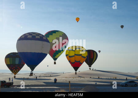 Heißluftballons fliegen über das White Sands National Monument, N.M., während der 21. jährlichen White Sands Ballon Invitational Sept. 16. Ballonfahrer kamen aus Colorado, Arizona, Kansas, Kalifornien, Texas und New Mexico für die zweitägige Veranstaltung, bei denen mehr als 50 Ballons ins Leben gerufen von der Ballon-Park in Alamogordo, NM, und das White Sands National Monument. Der Event-Ausschuss erhalten eine Genehmigung für Ballons fliegen über das Denkmal, da normalerweise private Flugzeuge im Luftraum nicht erlaubt sind. Mitglieder des Team Holloman meldete sich freiwillig bei der Veranstaltung.  Flieger 1. Klasse Michael Shoemaker Stockfoto