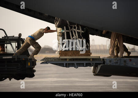 Ein Flieger vom 451st Expeditionary Logistik Bereitschaft Squadron Antenne Anschluss Flug überträgt Paletten auf einer C-17A Globemaster III für eine Airdrop 27. Juni 2013, aus Kandahar Flugplatz, Afghanistan. Die Globemaster Crew durchgeführt zwei Abwürfe in entlegenen Regionen der Provinz Kandahar. (US Air Force Photo/Master Sergeant Ben Bloker) Stockfoto